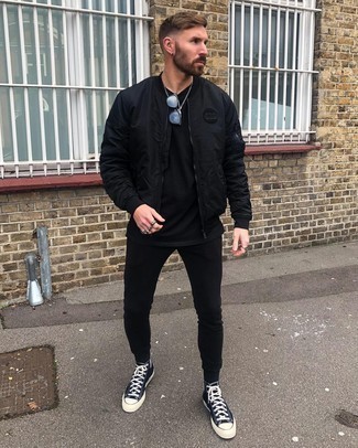 Какие зауженные джинсы носить с черным бомбером мужчине