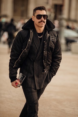 Какие костюмы носить с черным бомбером