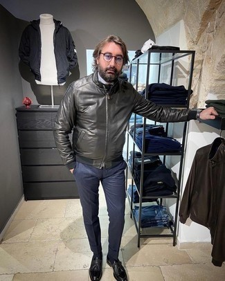 Какие лоферы с кисточками носить с черным бомбером