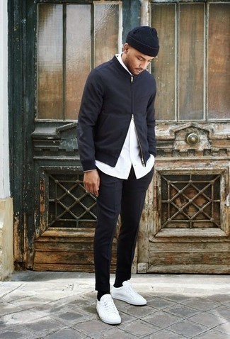 Как носить черный бомбер с белой рубашкой с длинным рукавом мужчине