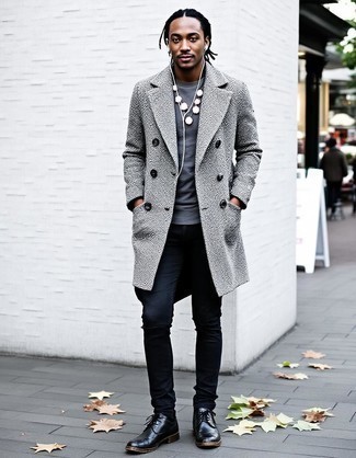 Какие свитера с круглым вырезом носить с черными ботинками броги