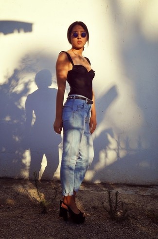 Как носить черный корсет с голубыми джинсами