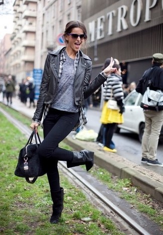 Какие джинсы носить с черной блузой на пуговицах