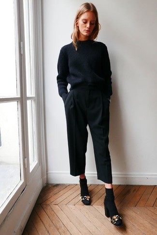 Как носить черный вязаный свитер с черными брюками-кюлотами