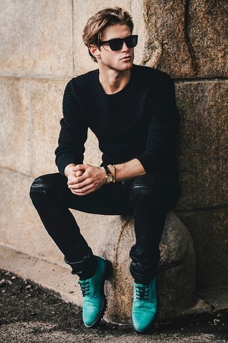 Как носить черный вязаный свитер с черными кожаными джинсами мужчине