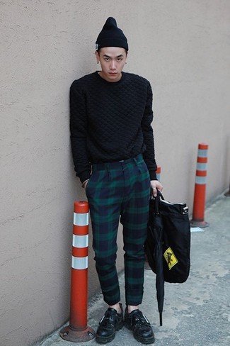 Как носить черный вязаный свитер с черными кожаными лоферами мужчине