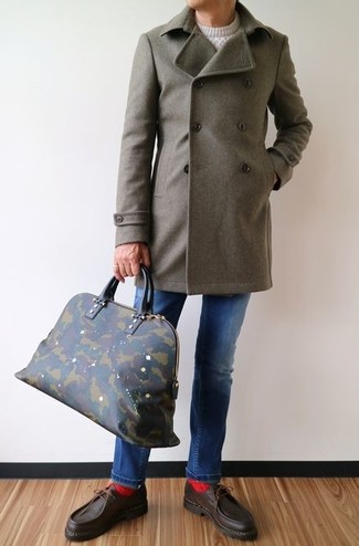 С чем носить черную кожаную большую сумку с камуфляжным принтом мужчине