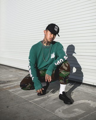 С чем носить черные низкие кеды из плотной ткани мужчине