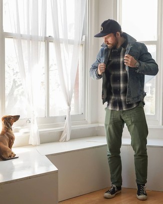 С чем носить черные низкие кеды из плотной ткани мужчине