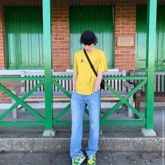 С чем носить черную сумку почтальона из плотной ткани