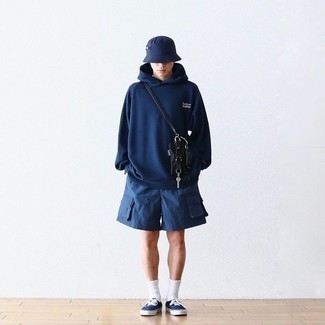 С чем носить черную сумку почтальона из плотной ткани