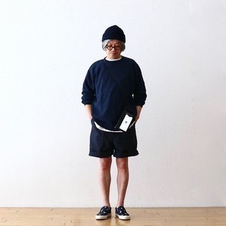 С чем носить черную сумку почтальона из плотной ткани