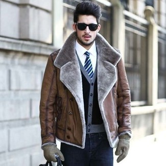 Как носить черный кардиган с черными джинсами мужчине