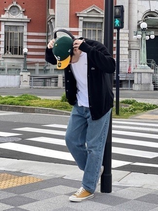 Как носить черный кардиган с синими джинсами мужчине