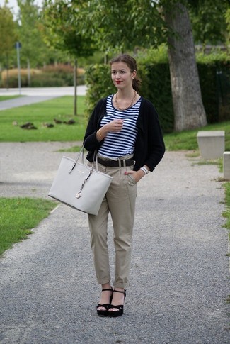 Какие брюки чинос носить с черным кардиганом женщине