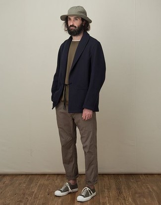 Какие брюки чинос носить с черным кардиганом