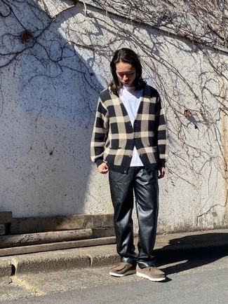 Какие брюки чинос носить с черным кардиганом