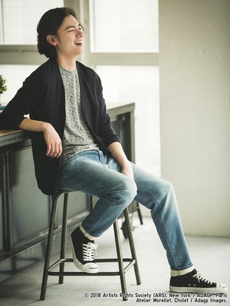 Как носить черный кардиган с голубыми джинсами мужчине