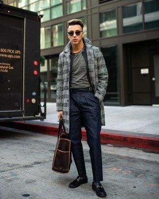 Как носить черный кардиган с темно-синими брюками чинос