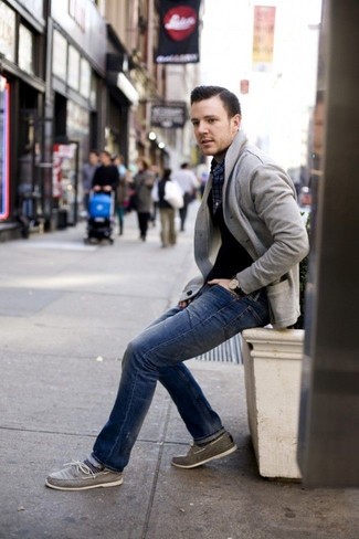 Как носить черный кардиган с темно-синими джинсами мужчине