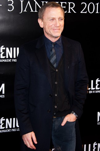 Как носить черный кардиган с темно-синими джинсами мужчине