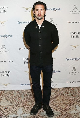 Как носить черный кардиган с темно-синими джинсами мужчине