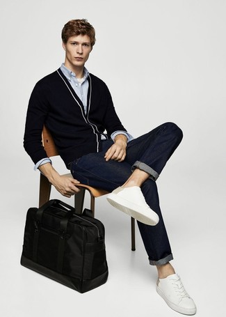 Как носить черный кардиган с темно-синими джинсами мужчине