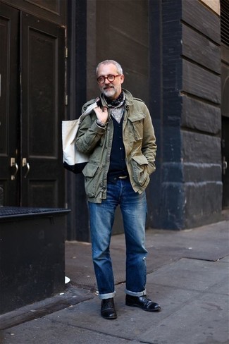 Как носить черный кардиган с темно-синими джинсами мужчине