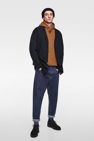 Как носить черный кардиган с темно-синими джинсами мужчине