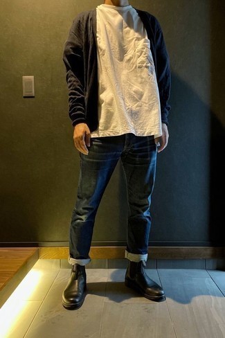 Как носить черный кардиган с темно-синими джинсами мужчине