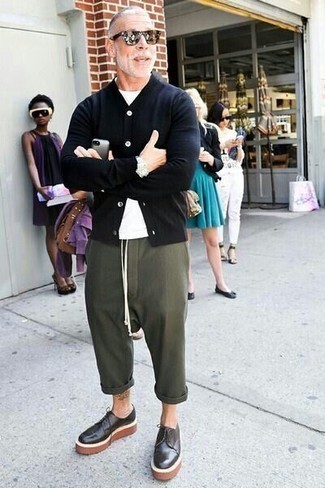 Как носить черный кардиган с оливковыми брюками чинос