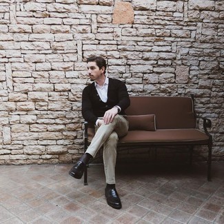 Как носить черный кардиган с оливковыми брюками чинос