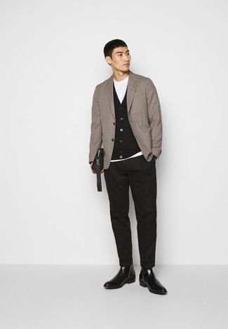 Как носить черный кардиган с светло-коричневым пиджаком в клетку мужчине