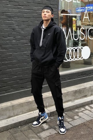 Как носить черные брюки карго с черным худи