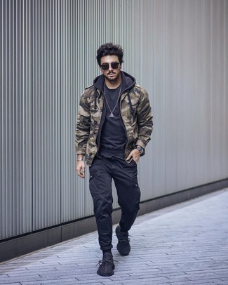 Как носить черные брюки карго с черным худи