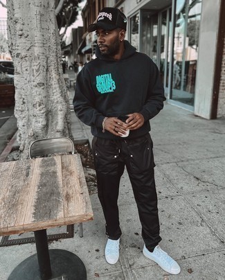 Как носить черные брюки карго с черным худи