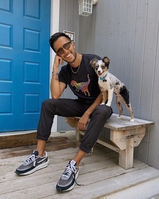 Как носить черные брюки карго с темно-серыми кроссовками