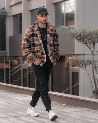 Как носить черные брюки карго с темно-серыми кроссовками