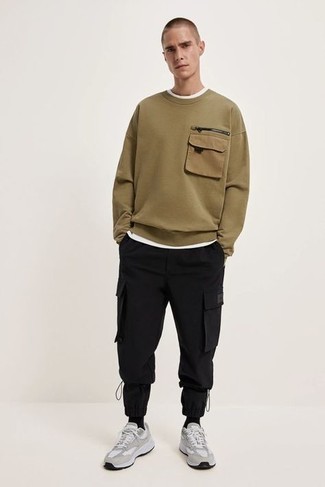 Как носить черные брюки карго с серыми кроссовками