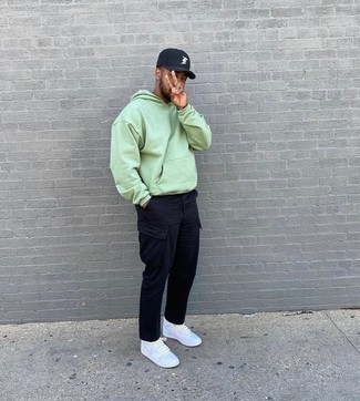 С чем носить черные брюки карго