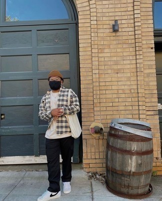 С чем носить черные брюки карго