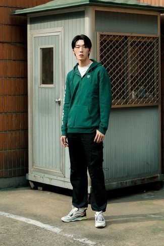 Как носить черные брюки карго с разноцветными кроссовками