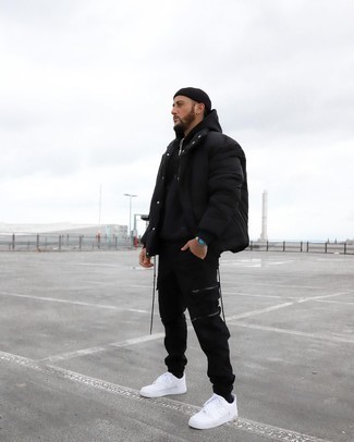 Какие куртки-пуховики носить с черными брюками карго