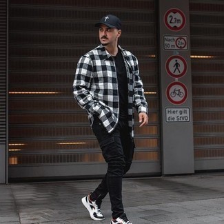 Как носить черные брюки карго с белыми кроссовками