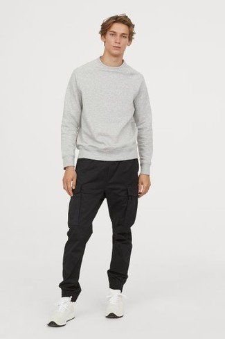 Как носить черные брюки карго с белыми кроссовками