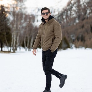 Какие рабочие ботинки носить с черными брюками карго