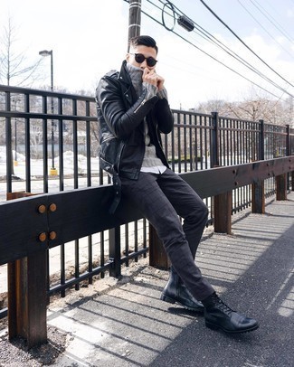 Какие косухи носить с черными повседневными ботинками мужчине