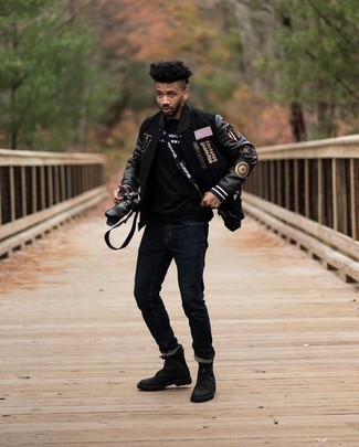 Какие бомберы носить с черными повседневными ботинками мужчине