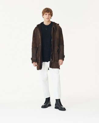 Какие вязаные свитера носить с черными повседневными ботинками мужчине