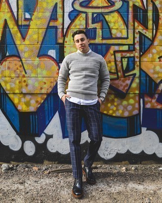 Какие вязаные свитера носить с черными повседневными ботинками мужчине
